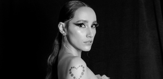 LIA PARIS (SP) SINGS ÉDITH PIAF